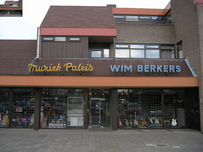 220484 Muziekpaleis Wim Berkers, winkelcentrum de Martinet, 11-2003