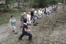 220492 Beweging voor ouderen in in bosgebied Bikkels: het opwarmen van de spieren, 09-2006