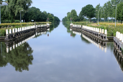 220518 Het Wilhelminakanaal gezien vanaf de brug, ter hoogte van Lieshout, richting Son, 06-2008