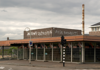 255968 Politieke grafitti op winkelcentrum Martinet : Anoewe Centrumplan en Adje bedankt! , 07/2004