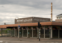 255968 Politieke grafitti op winkelcentrum Martinet : Anoewe Centrumplan en Adje bedankt! , 07/2004