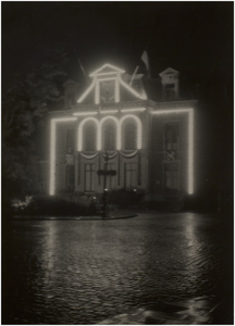 67751 Bevrijdingsherdenking: de feestelijke verlichting van het gemeentehuis van Eindhoven, 18-09-1945