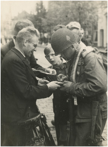 139881 Het vragen van een handtekening aan een Amerikaanse militair door Eindhovenaren op de Vestdijk, 18-09-1944 - ...