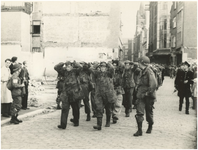 139891 Het wegvoeren van krijgsgevangen door de geallieerden op de Demer, 18-09-1944 - 19-09-1944