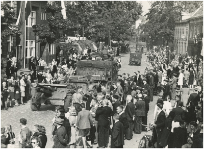 139896 Het rijden van geallieerde militaire voertuigen door de feestvierende bevolking in de Stratumseind, 18-09-1944 - ...