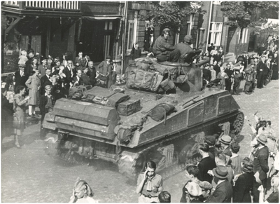 139897 Het rijden van een geallieerde tank door de feestvierende bevolking op het Stratumseind, 18-09-1944 - 19-09-1944