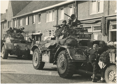 139899 Het rijden van geallieerde militaire voertuigen door onbekende straat, 18-09-1944 - 19-09-1944