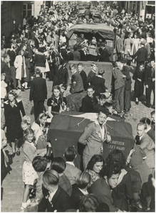 139901 Het rijden van geallieerde militaire voertuigen door de feestvierende bevolking in de Rechtestraat, 18-09-1944 - ...