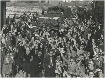 139903 Het rijden van geallieerde militaire voertuigen door de feestvierende bevolking in de Demer, 18-09-1944 - 19-09-1944