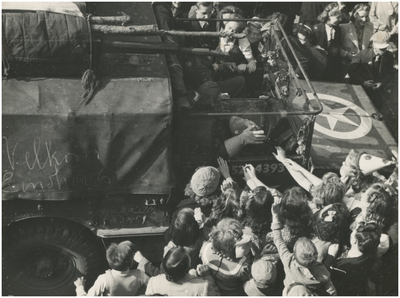 139905 Het rijden van geallieerde militaire voertuig door de feestvierende bevolking, 18-09-1944 - 19-09-1944