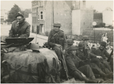 139906 Geallieerden zittend op een militair voertuig, 18-09-1944 - 19-09-1944