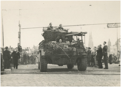 139908 Het rijden van een geallieerd militair voertuig over de Woenselse overweg, 18-09-1944 - 19-09-1944