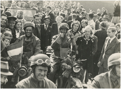 139909 Het rijden van despatch-riders door de feestvierende bevolking, 18-09-1944 - 19-09-1944