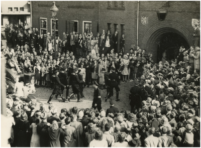 139910 Het opbrengen van krijgsgevangene naar het politiebureau, Grote Berg, 18-09-1944 - 19-09-1944