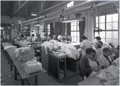 139928 Het produceren van kleding in een confectie-atelier. Geen informatie bekend, 01-1957