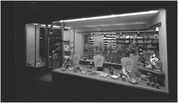 139930 Avondopname etalage van Brood en banketwinkel Jan Gruijthuijsen, Geldropseweg 58, 11-1958