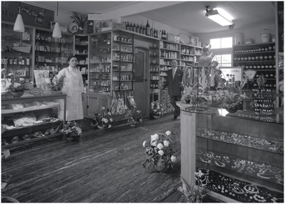  Een serie van 3 foto's betreffende de opening van winkel. Geen informatie bekend, 05-1959