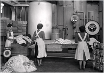 139956 Het sorteren van textiel door medewerksters van de wasinrichting, 1960