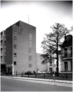 139967 Zijgevel garage Van der Meulen-Ansems (links), 11-1958