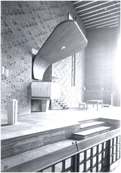 139980 Het doopvont en preekgestoelte op het Liturgisch centrum in de Hervormde kerk, 1955
