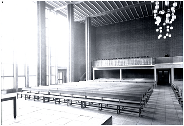 139981 De kerkzaal in de Hervormde kerk, gezien richting uitgang, 1955