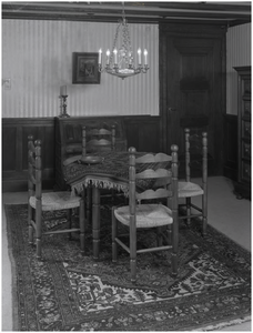 139982 Het etaleren van een eetkamer in de showroom van Lebesque, 12-1961