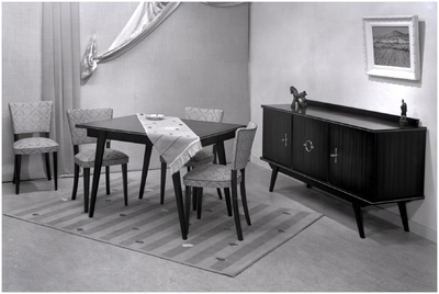 139992 Reclamefoto ter promotie van Lebesque: Het etaleren van een woonkamer in de showroom van Lebesque, 12-1961