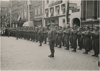 190377 Defilé : De militaire erewacht op de Markt, 18-09-1945
