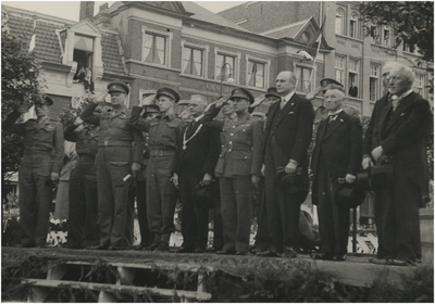 190378 Defilé : Autoriteiten aanschouwen het defilé op de Markt. In het midden burgemeester A. Verdijk, geheel rechts ...