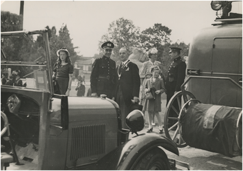 196459 Het gezin Kolfschoten bij de brandweer, 03-09-1946