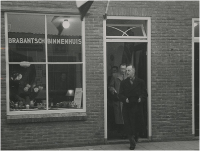 196486 Burgemeester Kolfschoten en wethouders Van Kemenade en Janssens komen uit de winkel Brabantsch Binnenhuis, 08-11-1947