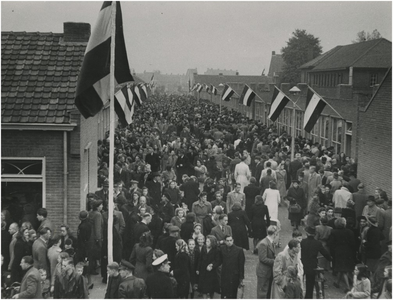 196487 Winkelend publiek, 08-11-1947