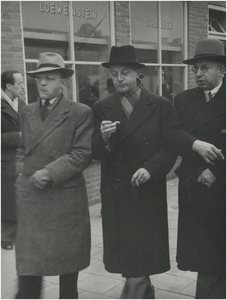 196490 Wethouder Van Kemenade, burgemeester Kolfschoten en wethouder Janssens voor Loewenstein schoenenwinkel, 08-11-1947