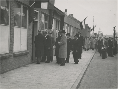 196491 Voor bakkerij en chocolaterie van de gebroeders Van Veldhoven, 08-11-1947