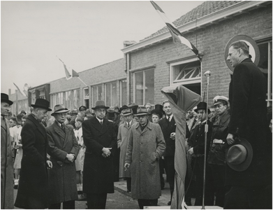 196492 Het houden van een toespraak door ir Tromp. Op de voorgrond staan v.l.n.r.: wethouder Sporre, burgemeester ...