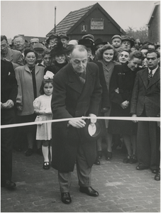 196493 Het knippen van het lint door burgemeester Kolfschoten, 08-11-1947