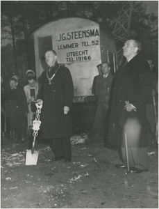 196500 Burgemeester Kolfschoten met de schep en naast hem ir Den Hollander, 03-12-1947