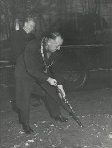 196514 Het steken van de eerste schep door burgemeester Kolfschoten, met op de achtergrond ir Den Hollander, 03-12-1947