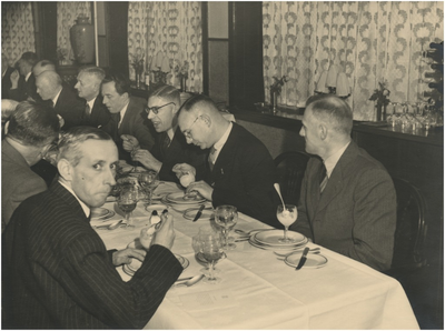196521 Feestmaaltijd in restaurant Parkzicht met in het midden wethouder Frans Gijzels (zwart brilmontuur), 03-12-1947