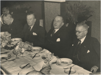 196527 Feestmaaltijd in restaurant Parkzicht met v.l.n.r. N.N., N.N., ir F.Q. den Hollander, burgemeester Kolfschoten ...