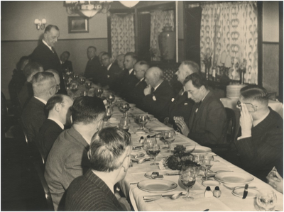 196528 Feestmaaltijd in restaurant Parkzicht met een toespraak van burgemeester Kolfschoten. Geheel rechts zit ...