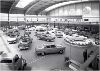 226677 Het etaleren van personenauto's in de showroom van de officiële Ford-dealer OBAM, 09-1965