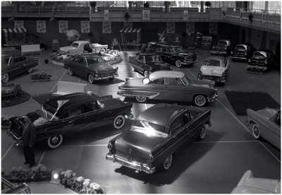 226678 Het etaleren van personenauto's in de showroom van de officiële Ford-dealer OBAM, 09-1965