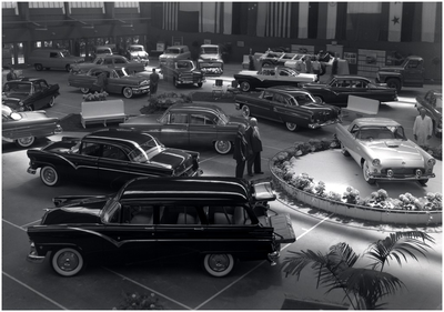 226679 Het etaleren van personenauto's in de showroom van de officiële Ford-dealer OBAM, 09-1965