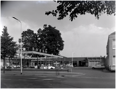 226681 Shell-tankstation en garage van de officiële Ford-dealer OBAM, Aalsterweg, 09-1965