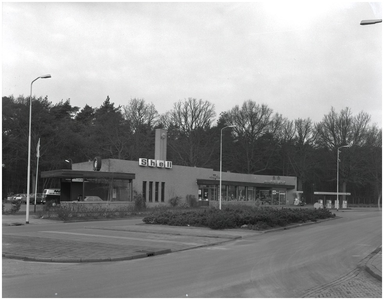 226735 Shell-tankstation van Van der Meulen-Ansems (links), Vredeoord, jaren 70