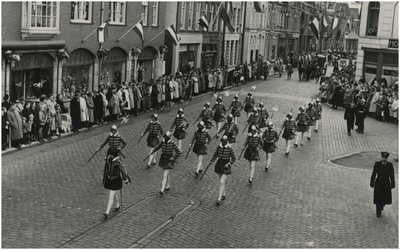 250761 Spaanse soldaten marcheren, 1951