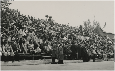 250846 Tribune met publiek, 1951