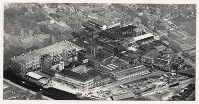 100079 Luchtfoto Helmond van de Vliscofabrieken gezien in noordoostelijke richting. De gefotografeerde gebied buiten de ...