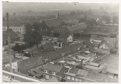 100086 Vogelvluchtfoto Helmond vanaf Ameideflat tussen Kluisstraat, Laan Vredelust en Molenstraat, 1972